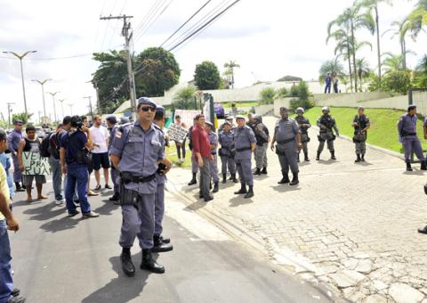 Polícia chega em peso em frente à ALEAM e libera avenida interditada